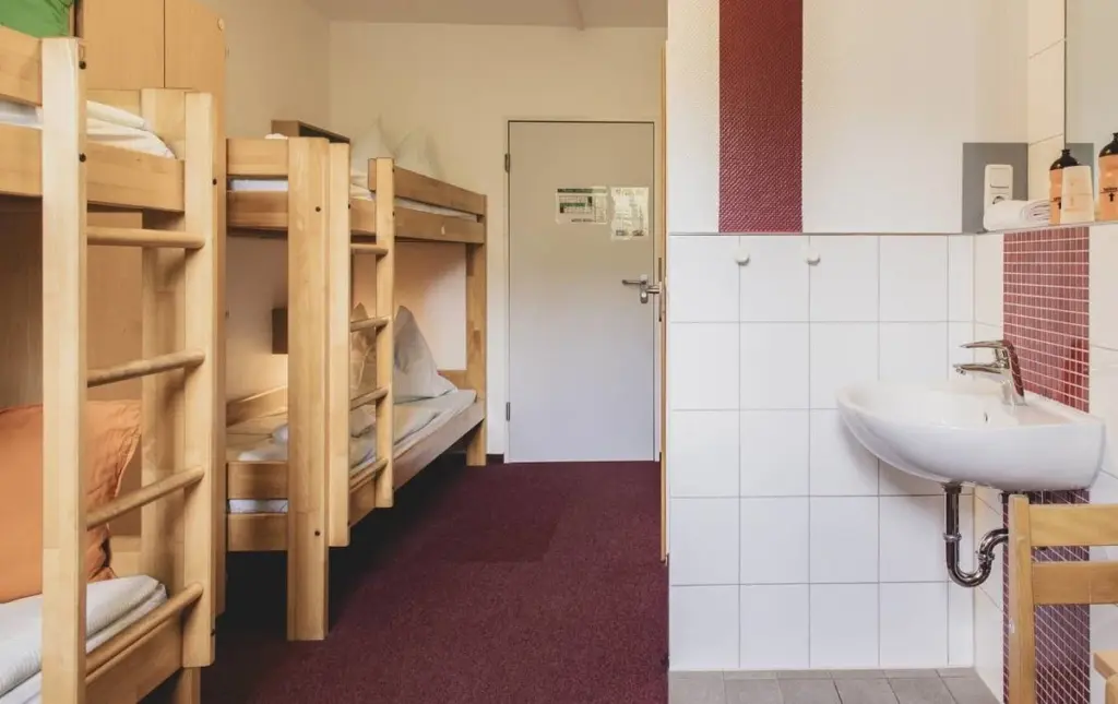 Klassenfahrt Essen - Mehrbettzimmer mit Doppelstockbetten und Waschecke