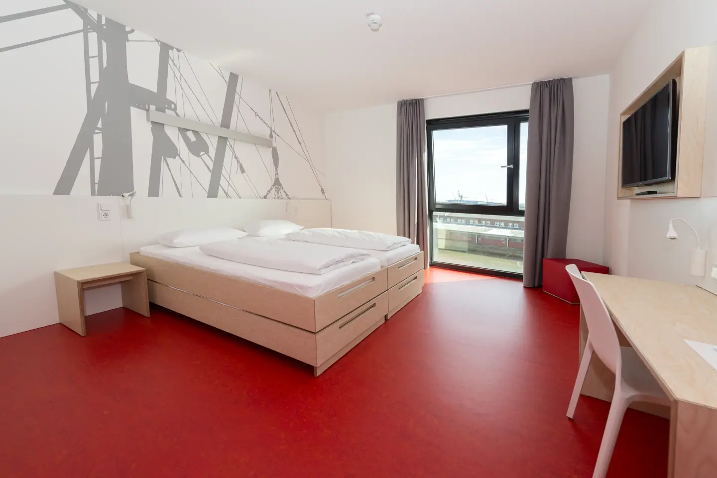 Klassenfahrt Cuxhaven - großes Zimmer mit zwei Betten mit weißer Bettwäsche