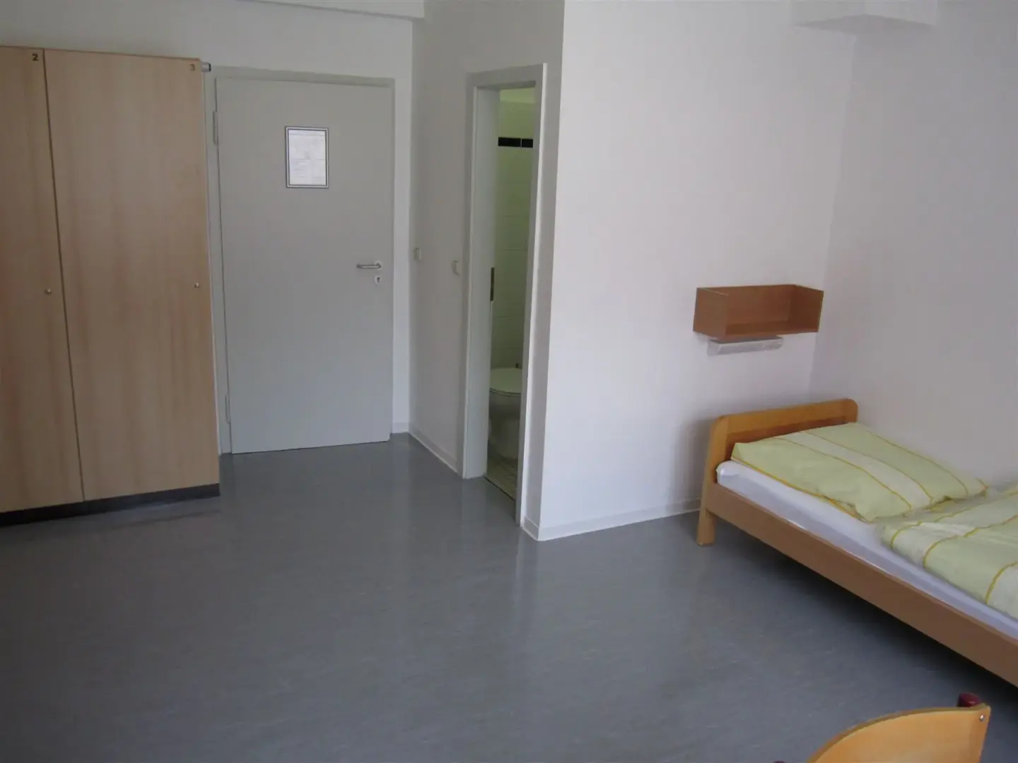 Klassenfahrt Darßer Boddenküste - großes Zimmer mit Bett und Tür zum Badezimmer