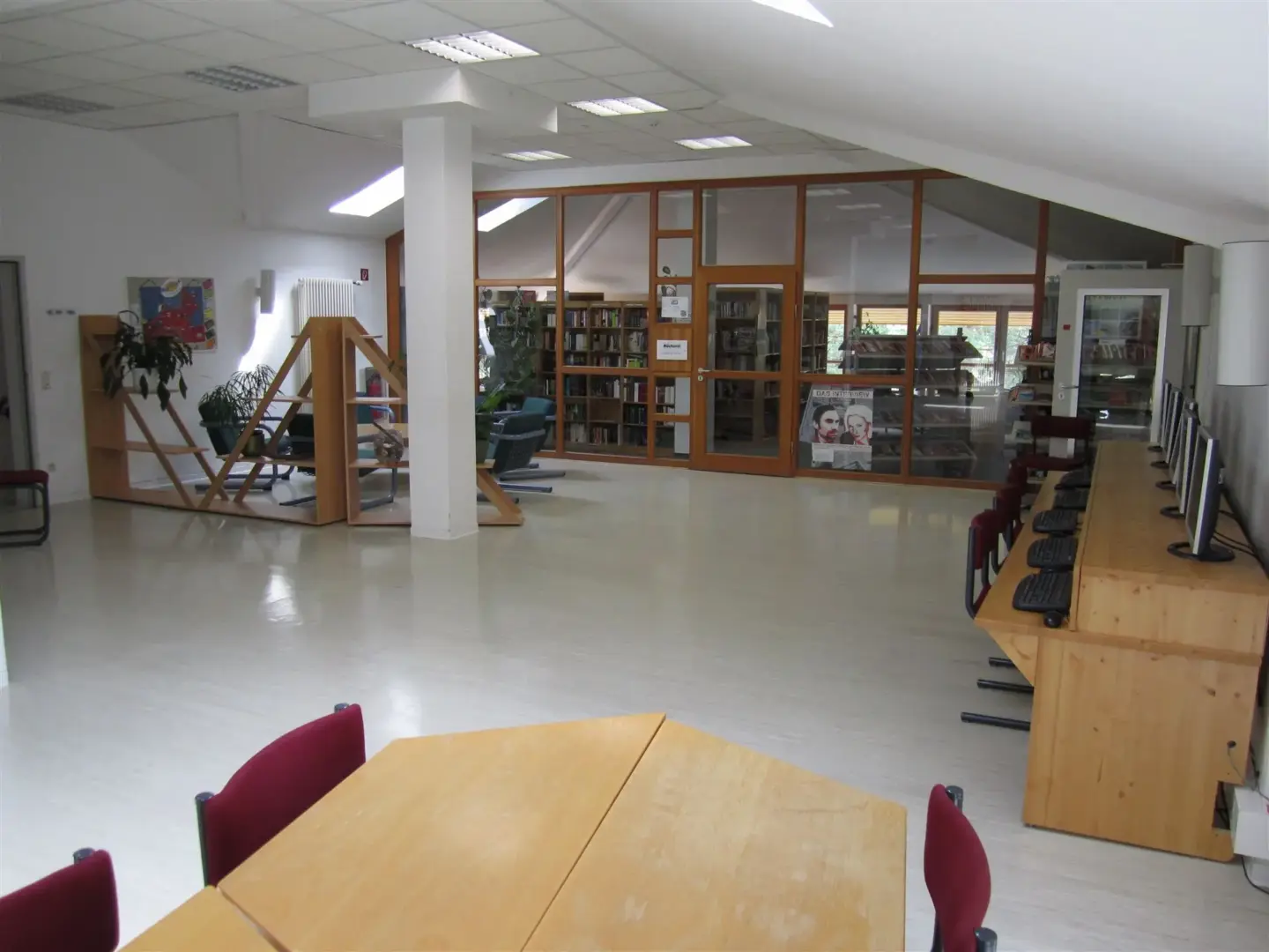 Klassenfahrt Darßer Boddenküste - mehrere PCs an einem langen Tisch und eine Bibliothek