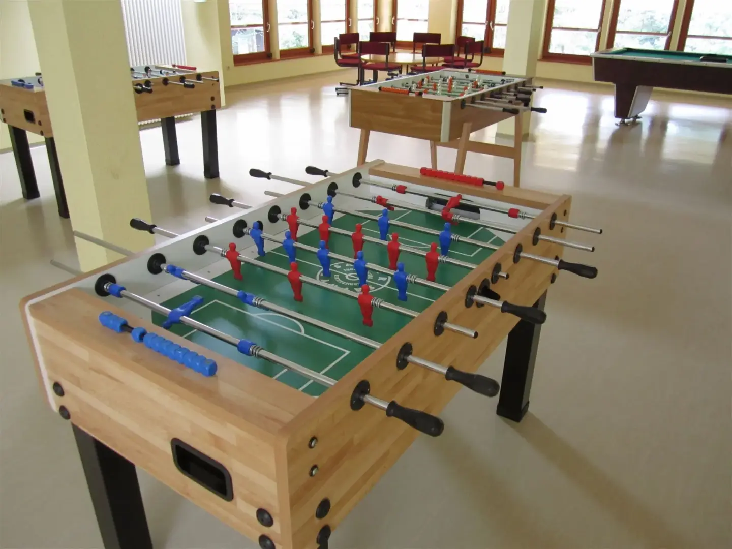 Klassenfahrt Darßer Boddenküste - drei Kickertische und Billardtisch im Aufenthaltsraum