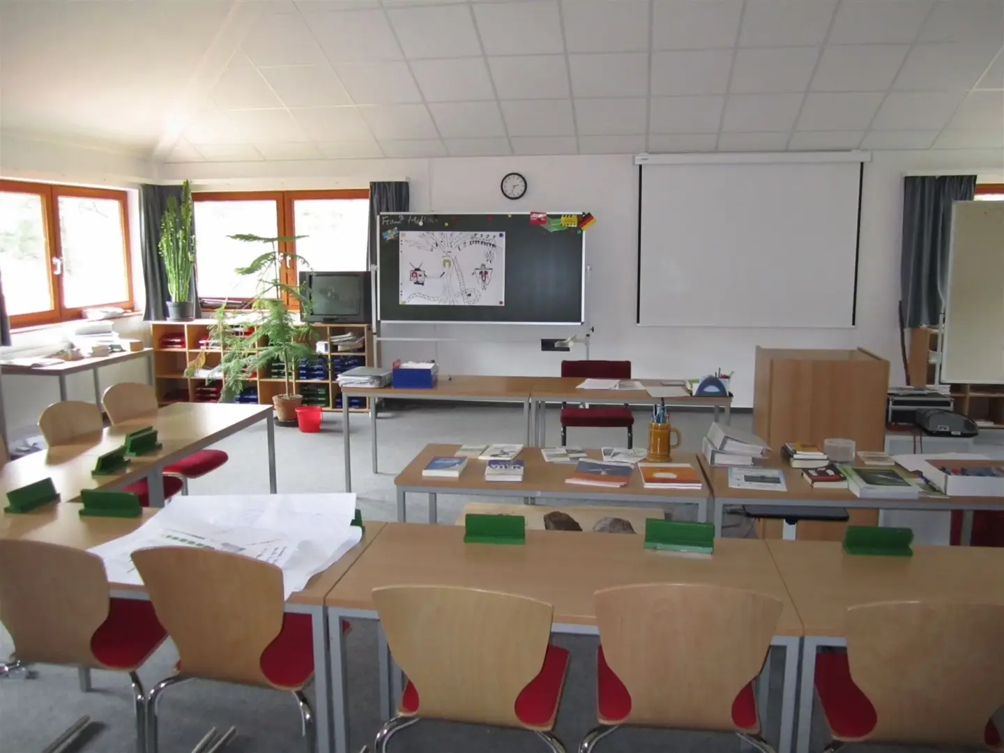 Klassenfahrt Darßer Boddenküste - Seminarraum mit Tafel, Leinwand, TV, Tischen und Stühlen