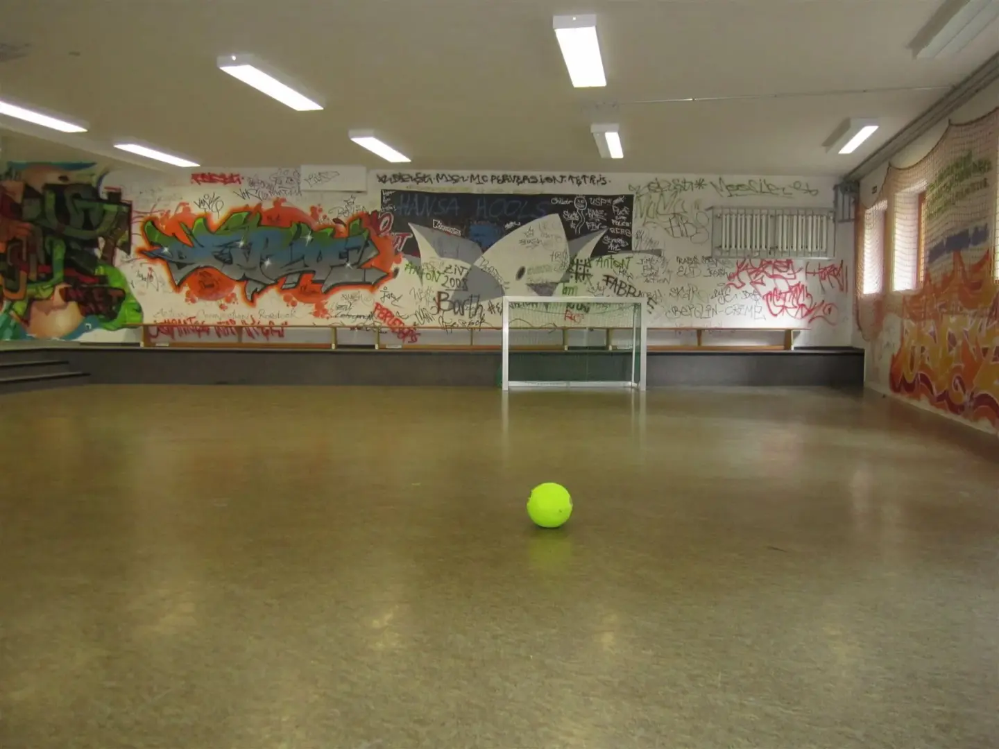 Klassenfahrt Darßer Boddenküste - Indoor-Soccerraum mit einem Fußballtor und Ball