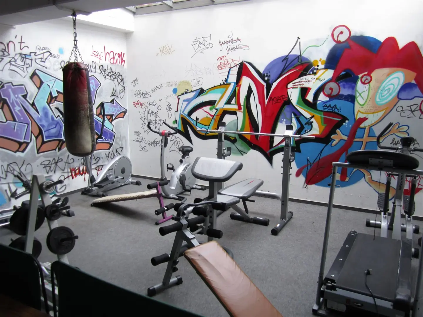 Klassenfahrt Darßer Boddenküste - Fitnessraum mit verschiedenen Fitnessgeräten