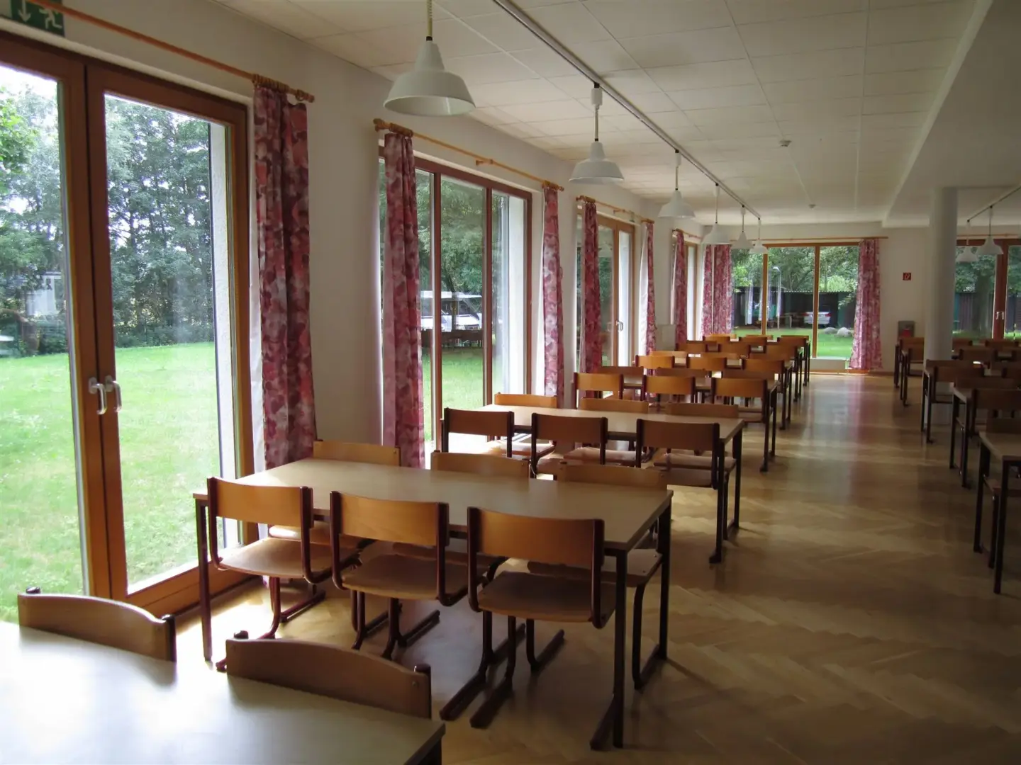 Klassenfahrt Darßer Boddenküste - Speisesaal mit Tischen und Stühlen