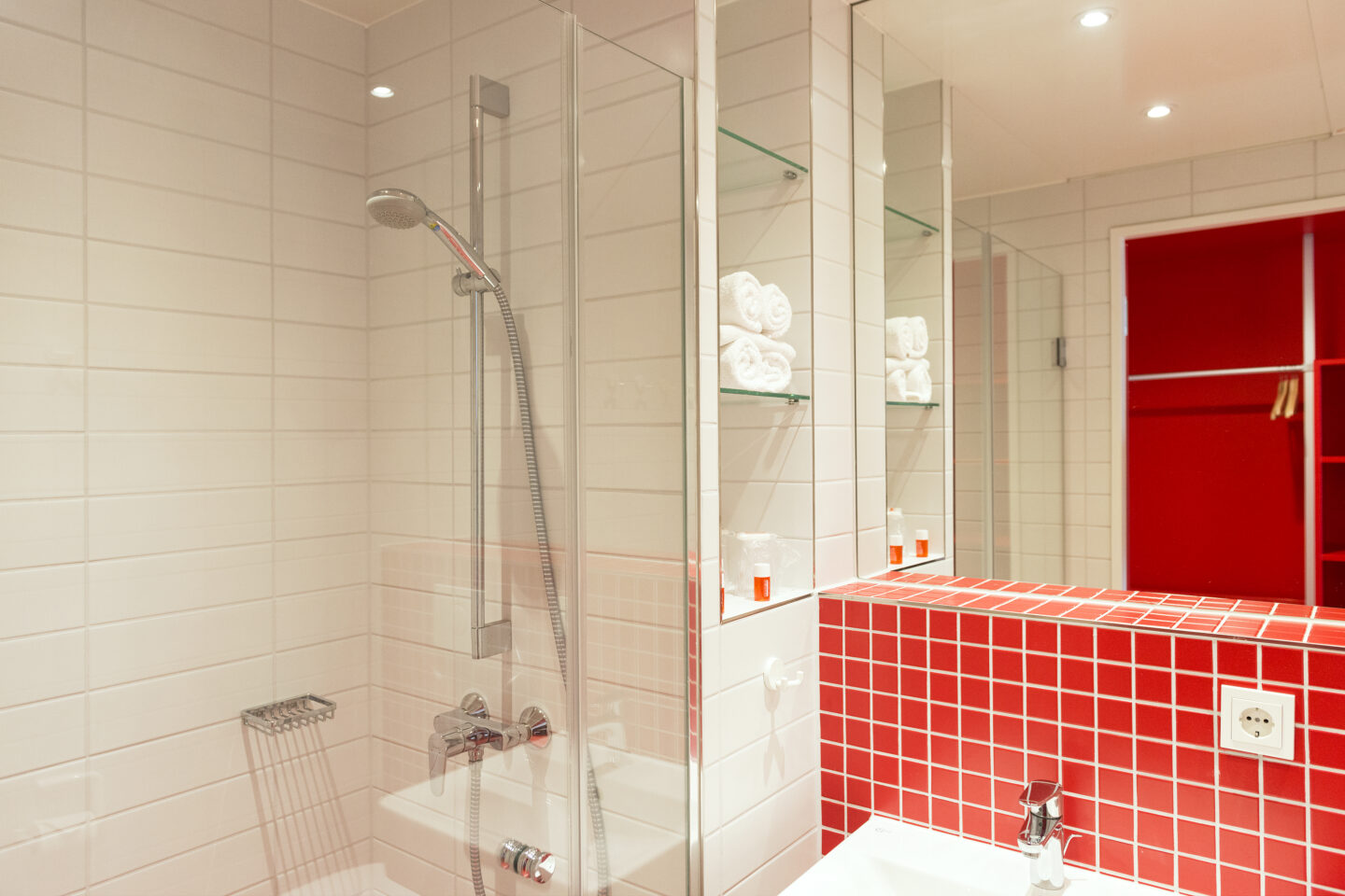 Klassenfahrt Cuxhaven - Badezimmer mit roten Fliesen und Dusche