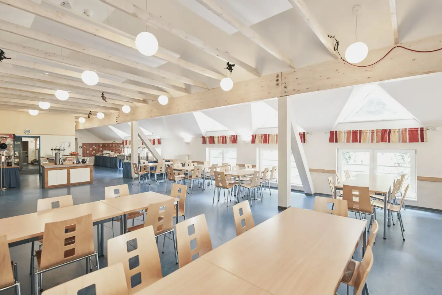 Klassenfahrt Thale - Speisesaal mit Tischen und Stühlen