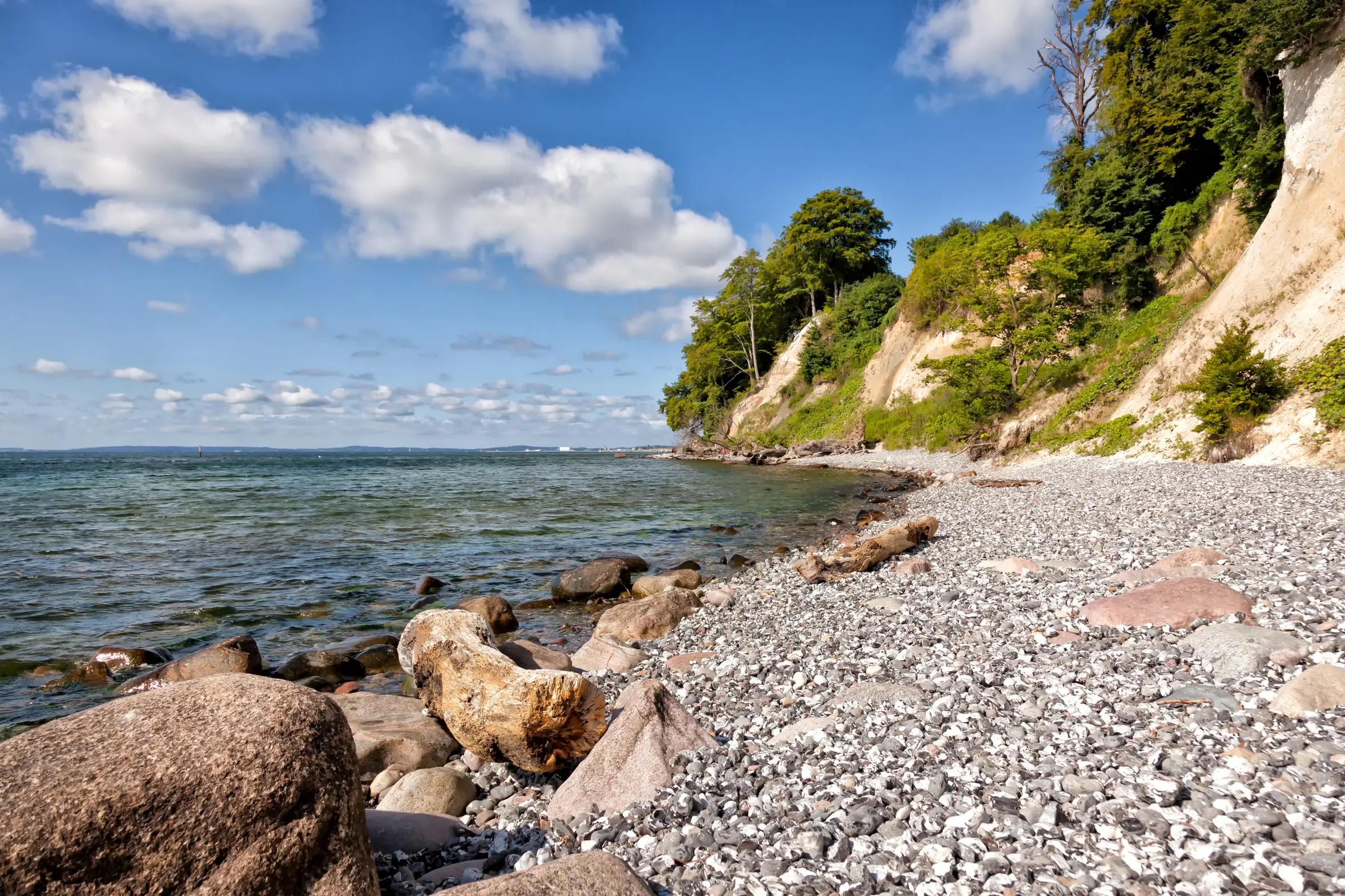 Klassenfahrt Dranske - Die Kreideküste mit einem steinigen Strand.