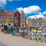 Klassenfahrt Amsterdam - Fahrräder an einer Brücke