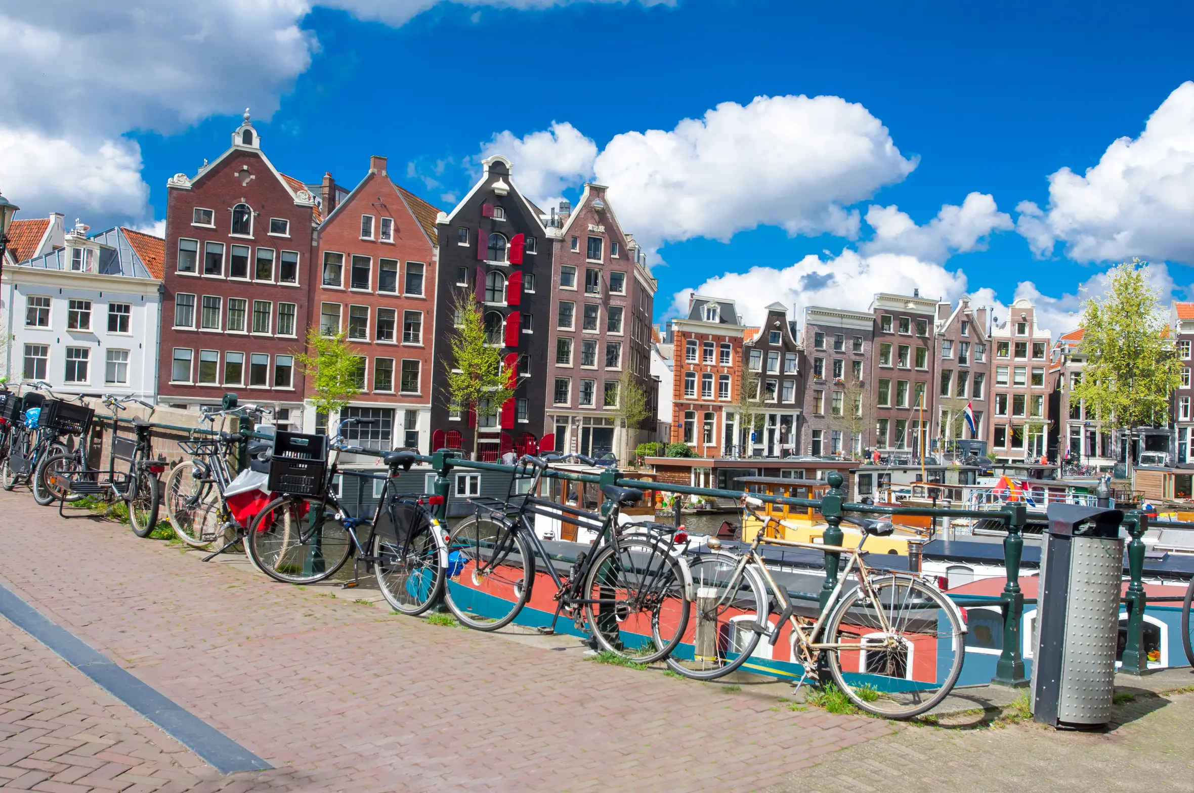 Klassenfahrt Amsterdam - Fahrräder an einer Brücke