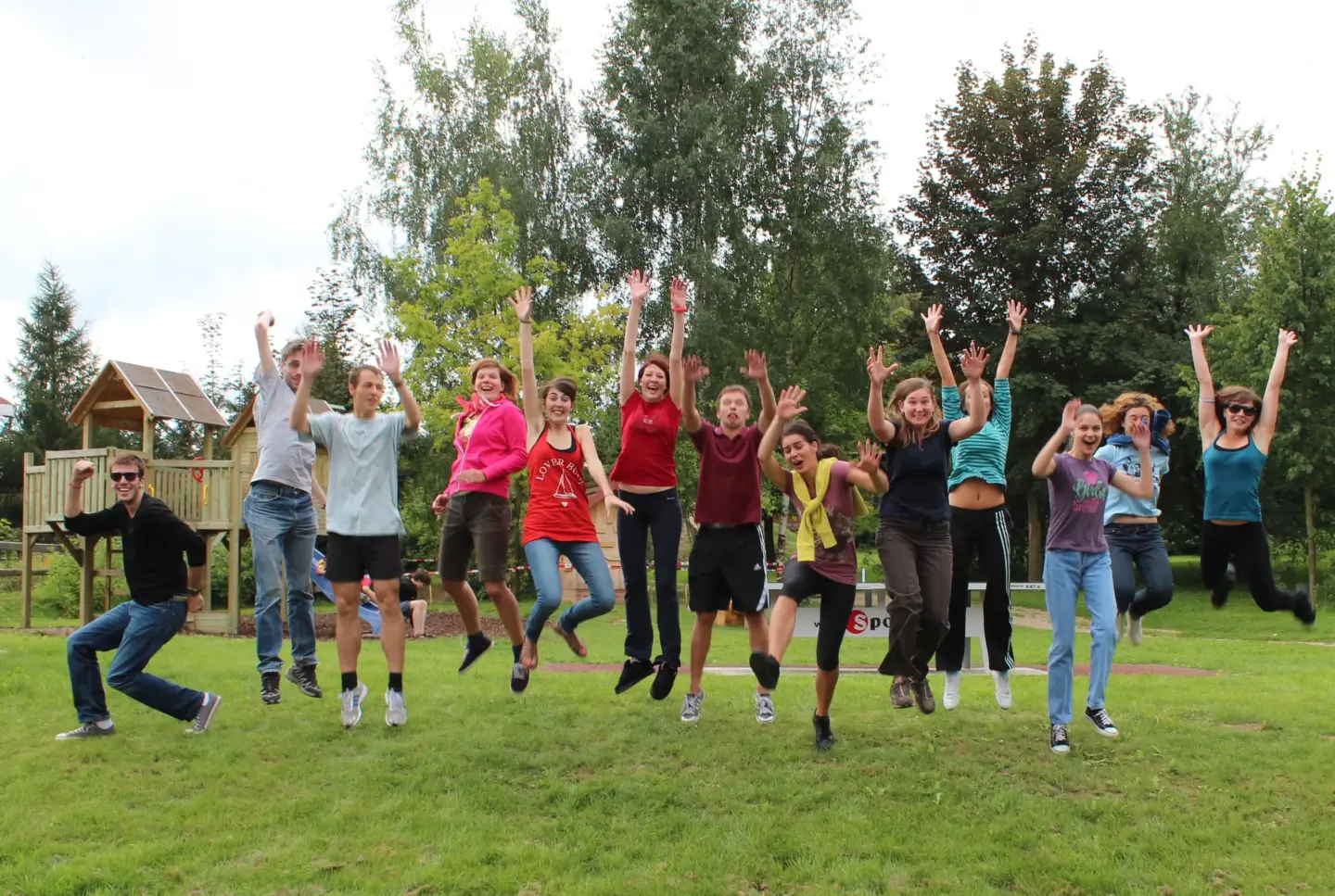 Klassenfahrt Rittergut - springende Teenager auf großer Wiese