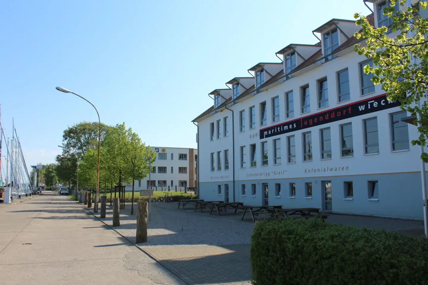 Klassenfahrt Greifswald - Gebäude mit Sitzbänken davor