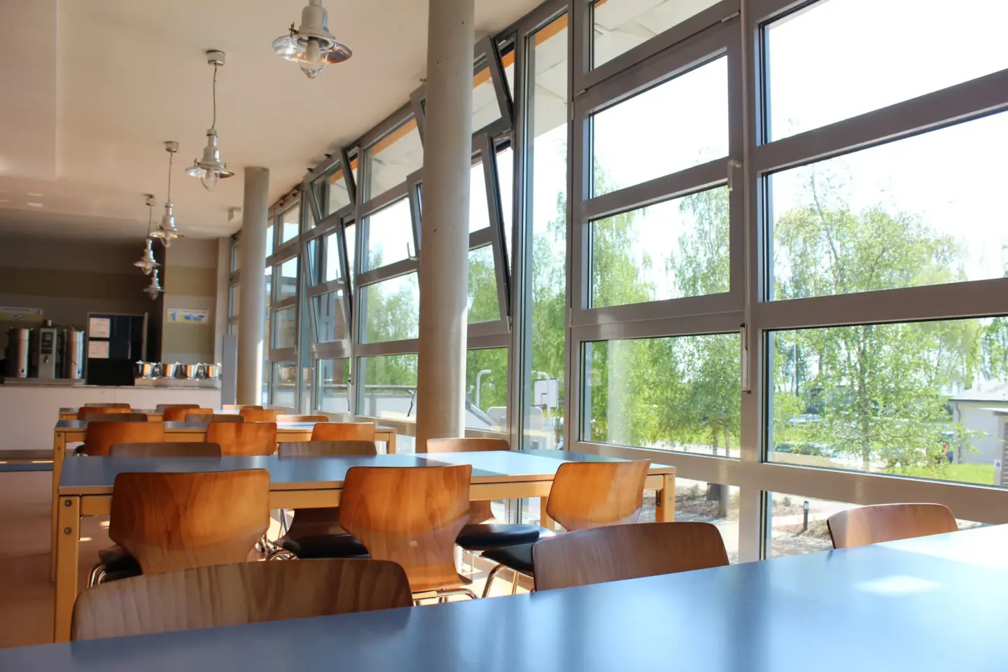 Klassenfahrt Greifswald - sonniger Speisesaal mit Fensterfront
