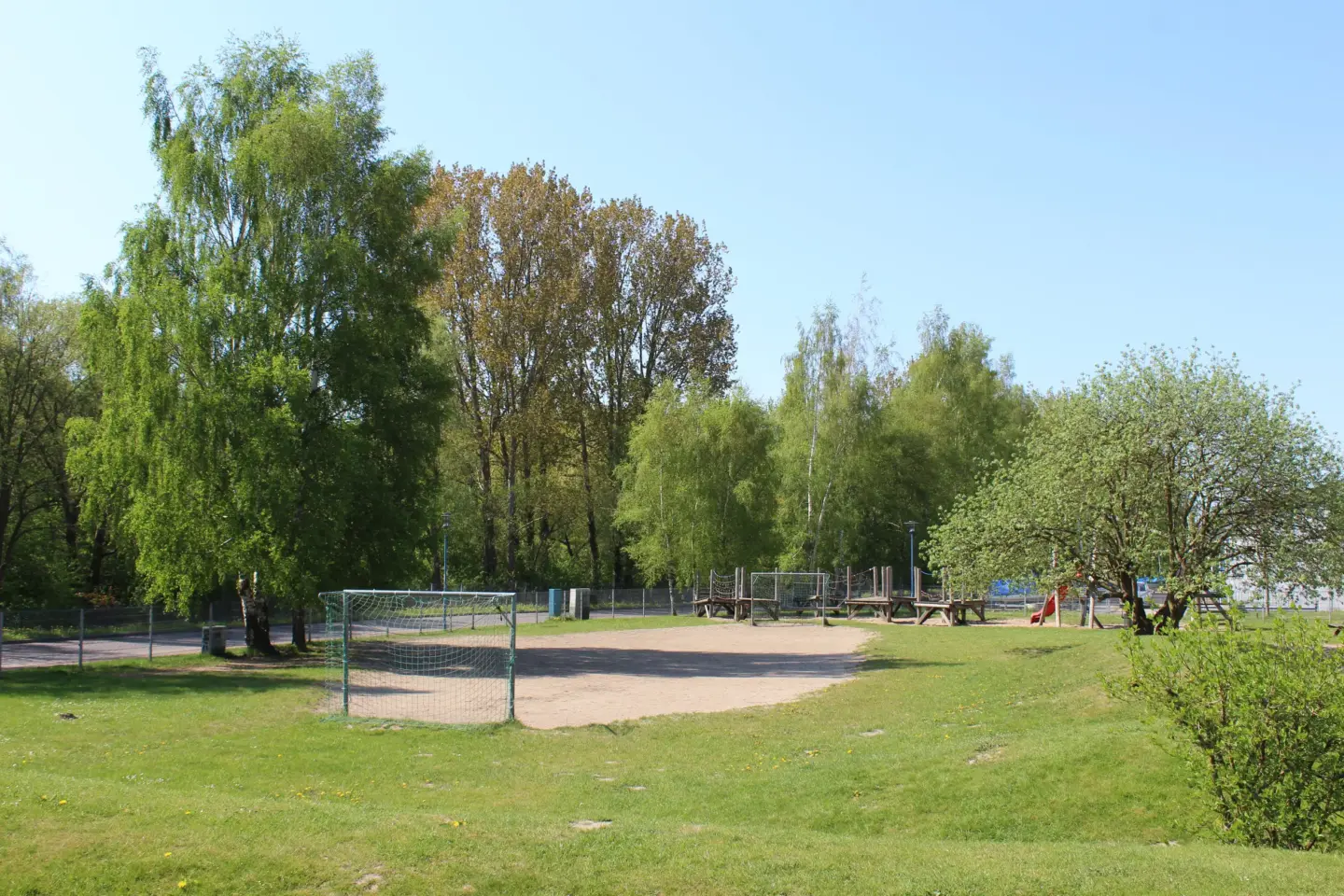 Klassenfahrt Greifswald - Fußballplatz mit zwei Toren
