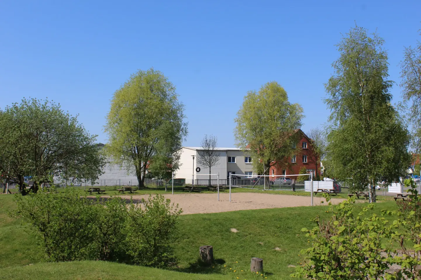 Klassenfahrt Greifswald - grünes Gelände mit Beachvolleyballfeldern