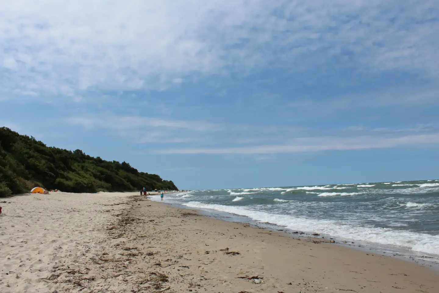 Klassenfahrt Dranske - Sandstrand, hohe Wellen und blauer Himmel