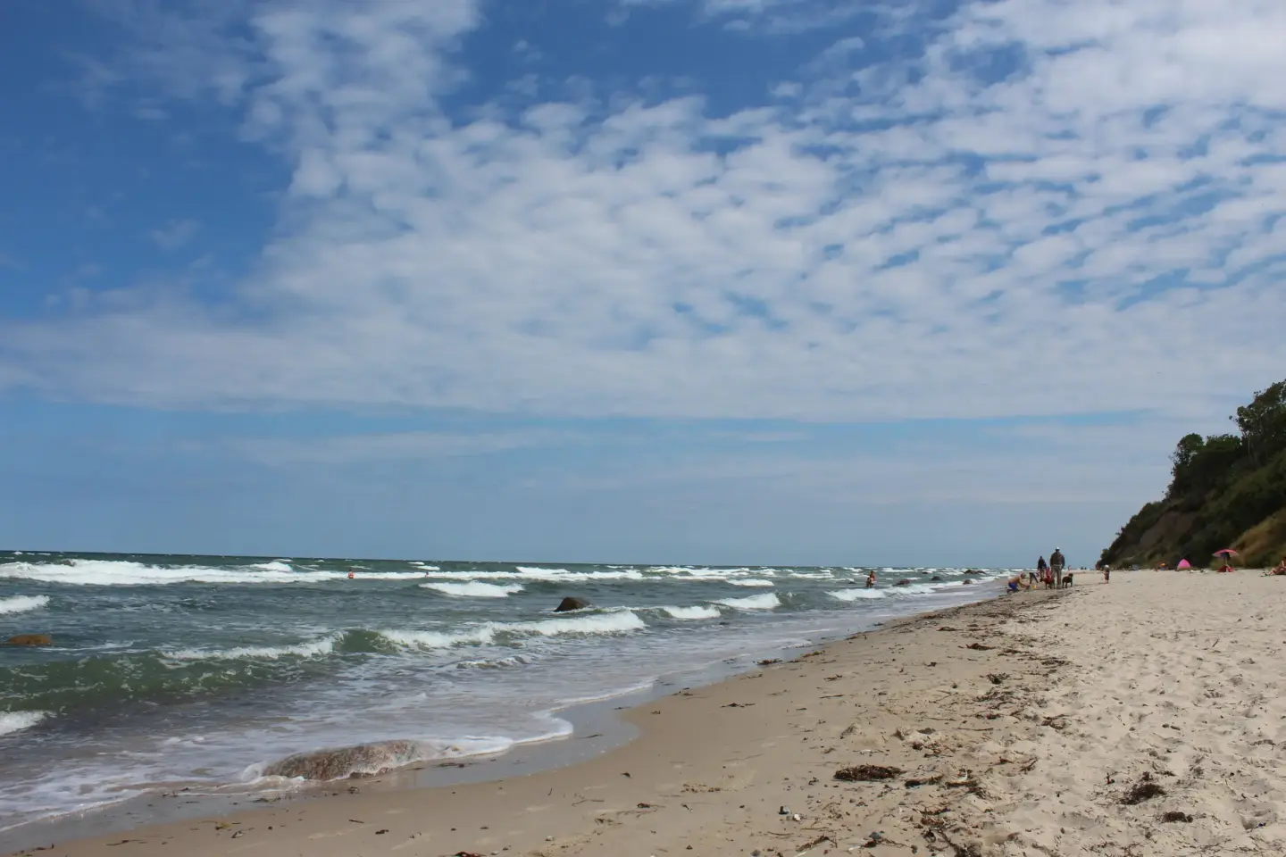 Klassenfahrt Dranske - Sandstrand, stürmige Wellen und blauer Himmel