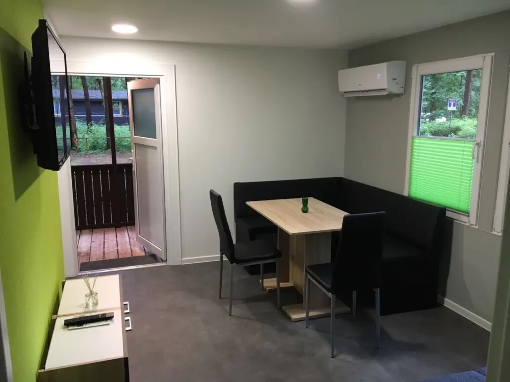 Klassenfahrt Dranske - Wohnraum mit Blick zur geöffneten Haustür