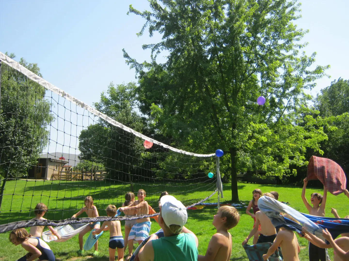 Klassenfahrt Rittergut - eine Gruppe von Kindern spielt mit Wasserbomben
