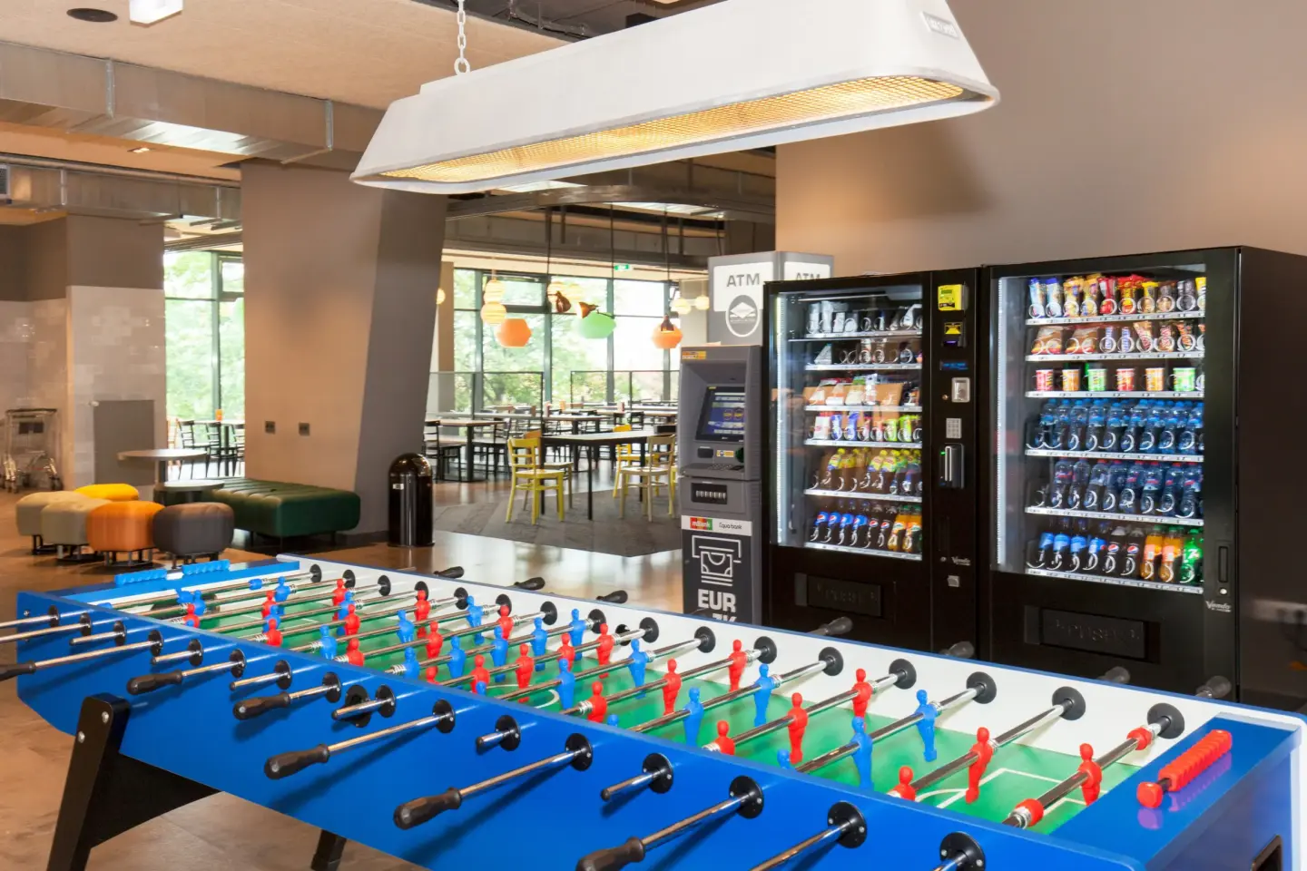 Klassenfahrt Prag - Kickertisch und Snackautomaten