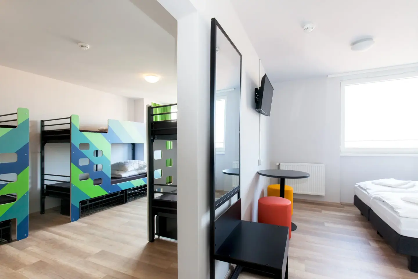 Klassenfahrt Prag - Mehrbettzimmer mit drei Doppelstockbetten und Doppelbett