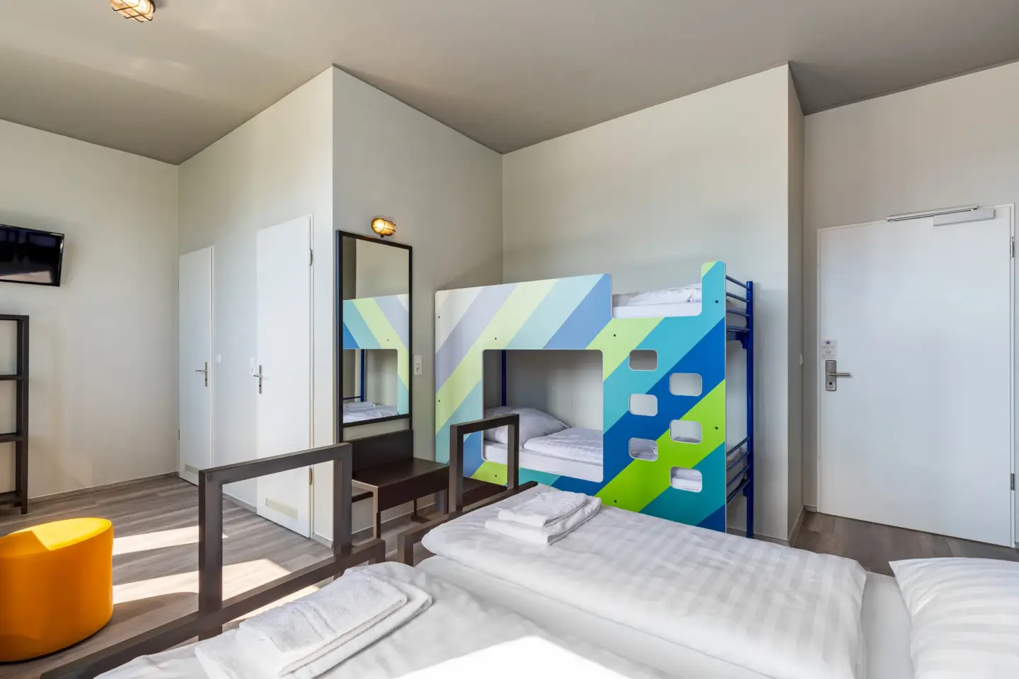 Klassenfahrt Aachen - großes Zimmer mit Doppelbett und Doppelstockbett