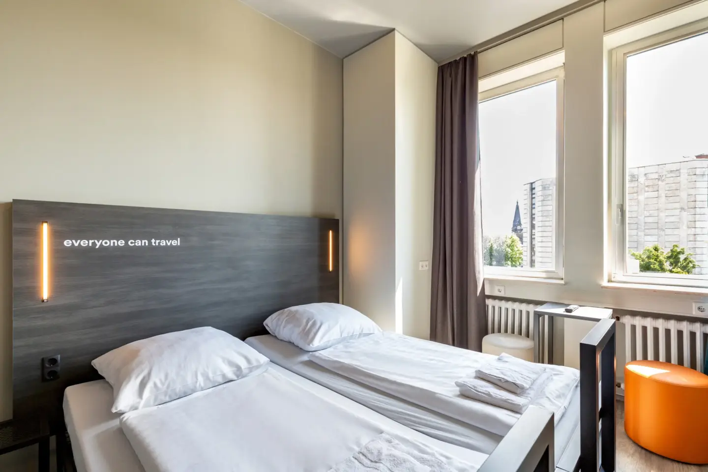 Klassenfahrt Aachen - gemütliches lichtdurchflutetes Zimmer mit modernem Doppelbett