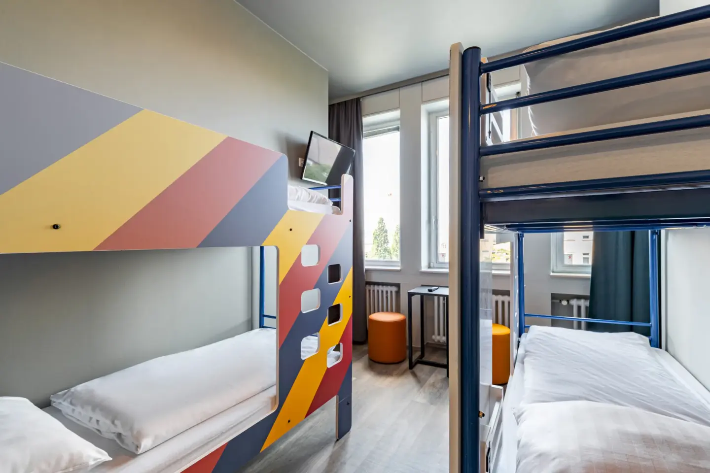 Klassenfahrt Aachen - Zimmer mit großen Fenstern und zwei bunten Doppelstockbetten