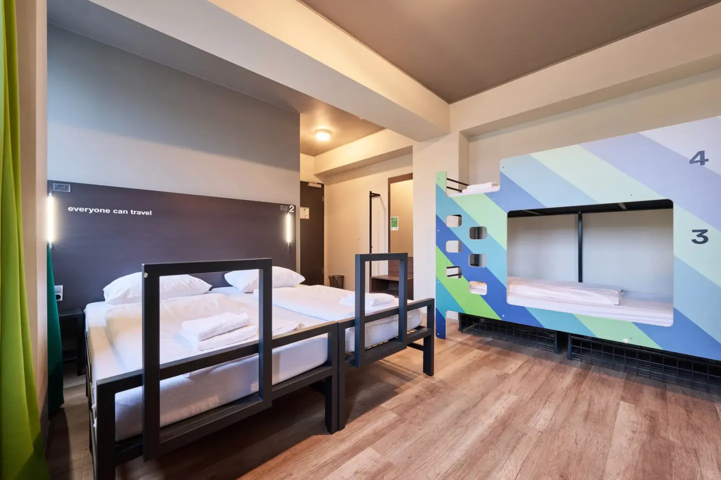 Klassenfahrt Bremen - Mehrbettzimmer mit Doppelbett und Doppelstockbett