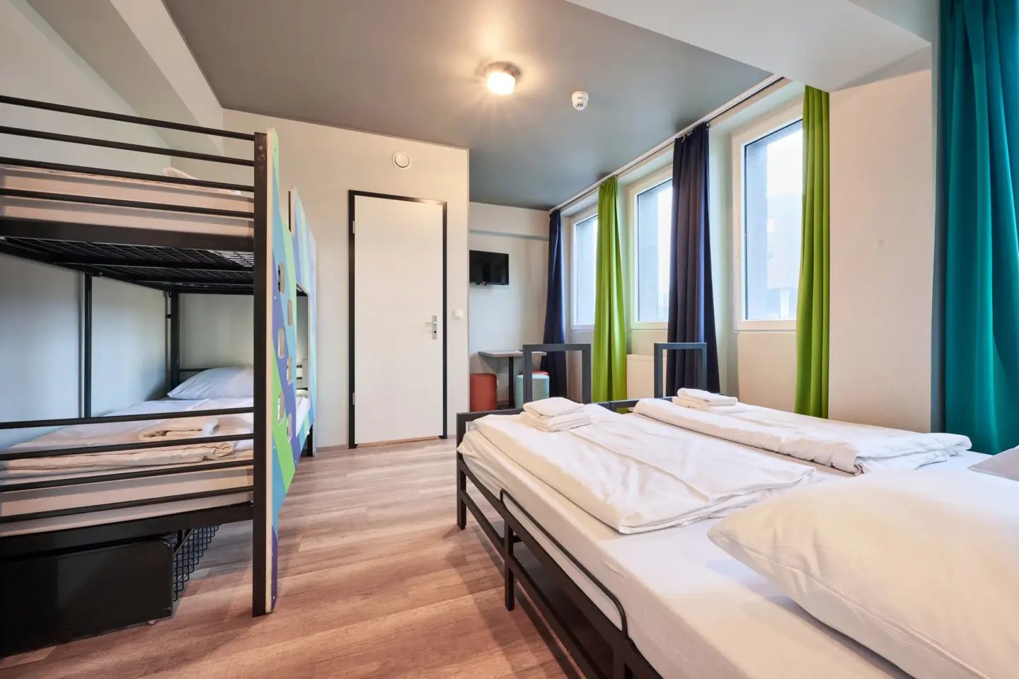 Klassenfahrt Bremen - Mehrbettzimmer mit Doppelbett und Doppelstockbett