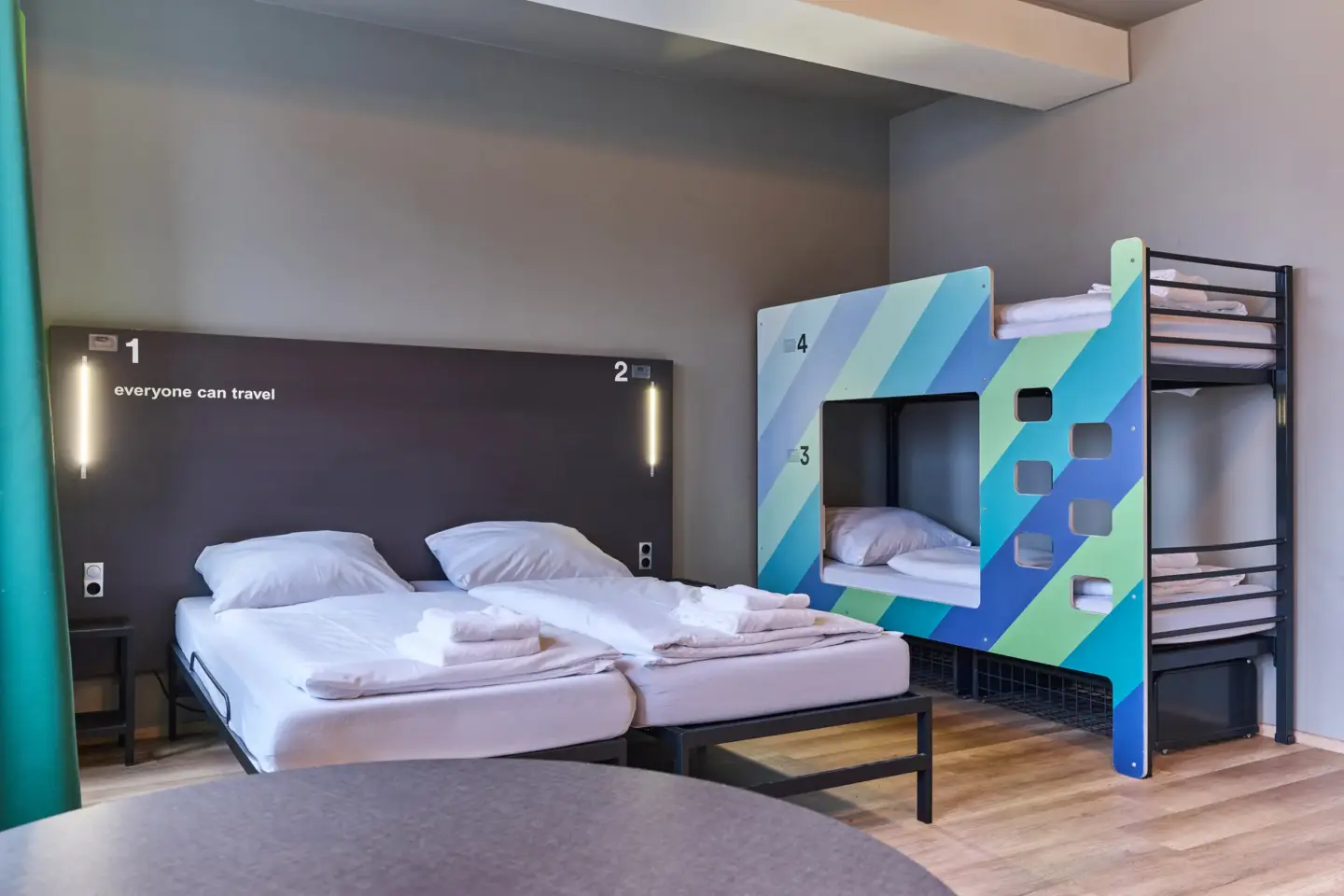 Klassenfahrt Bremen - a&o Hostel - Vierbettzimmer mit Doppelstockbett und Doppelbett
