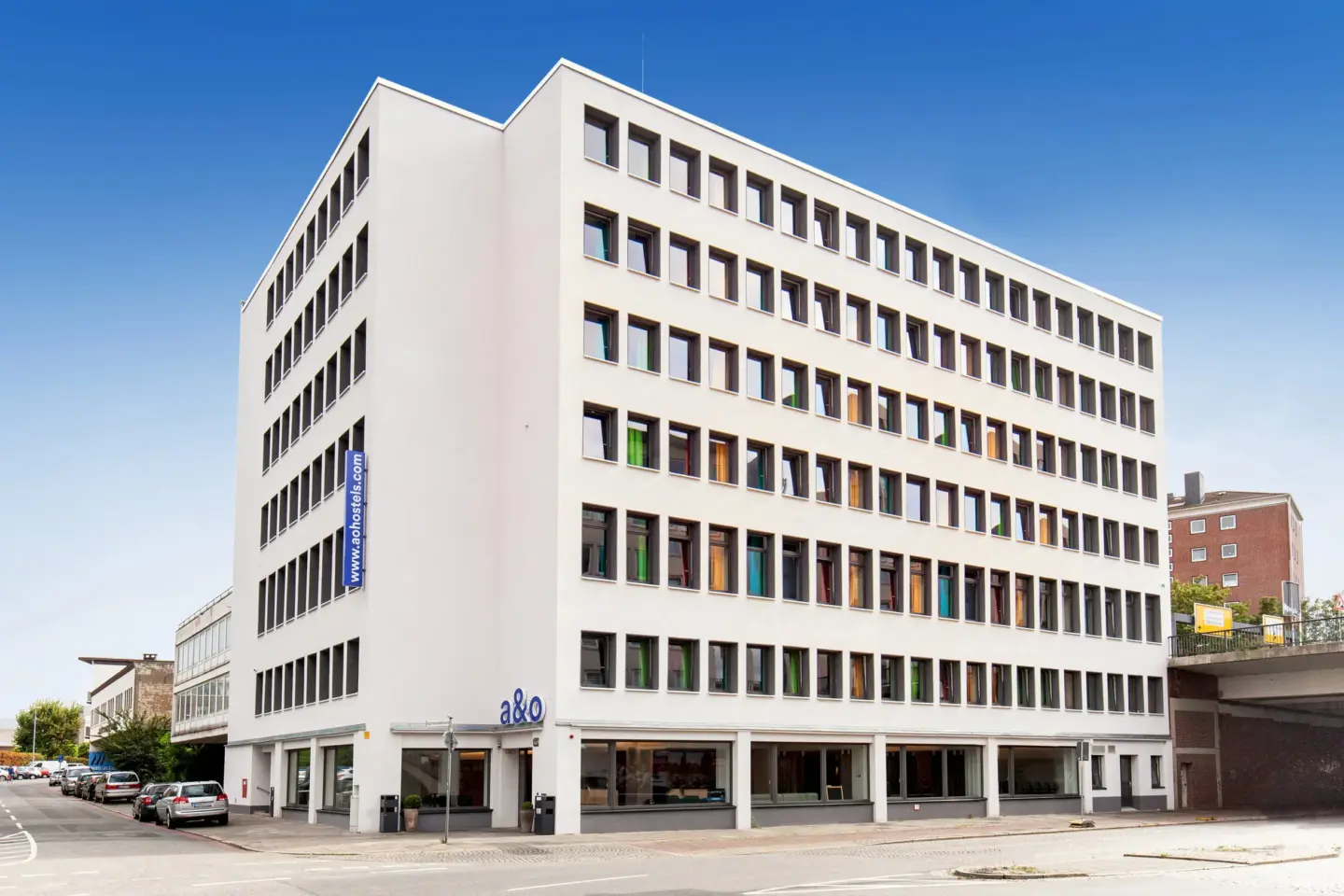 Klassenfahrt Bremen - helles Gebäude mit bunten Vorhängen