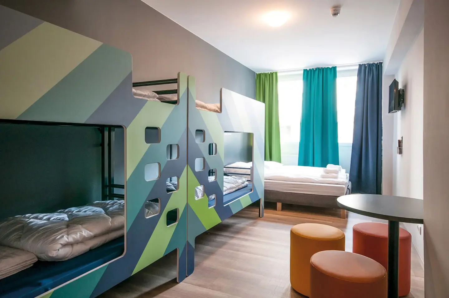 Klassenfahrt Bremen - gemütliches Zimmer mit zwei Doppelstockbetten und einem Doppelbett