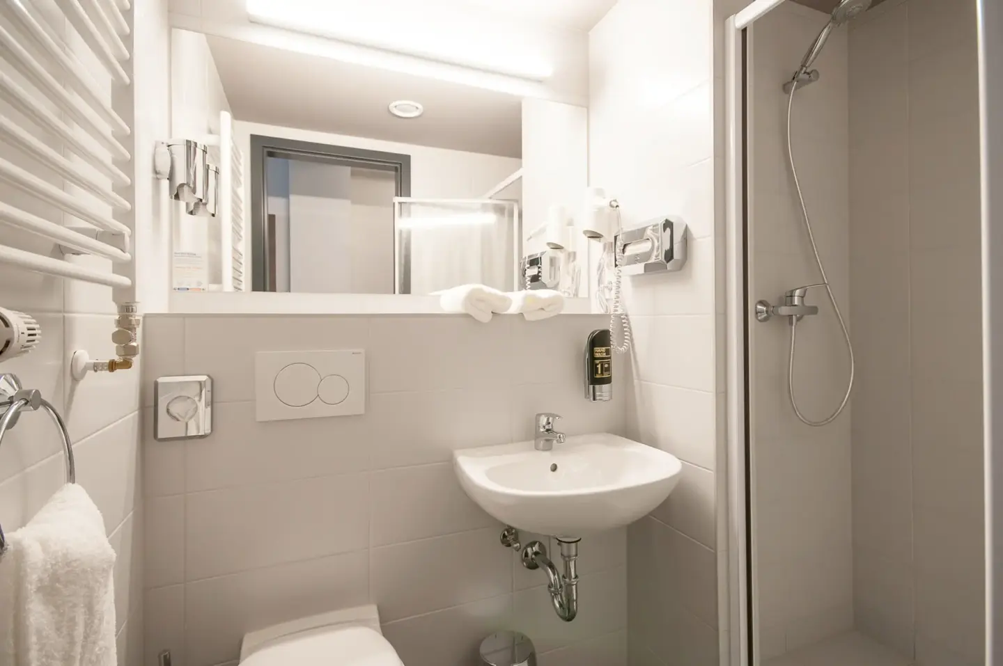 Klassenfahrt Bremen - Badezimmer mit Spiegel, Waschbecken und Dusche