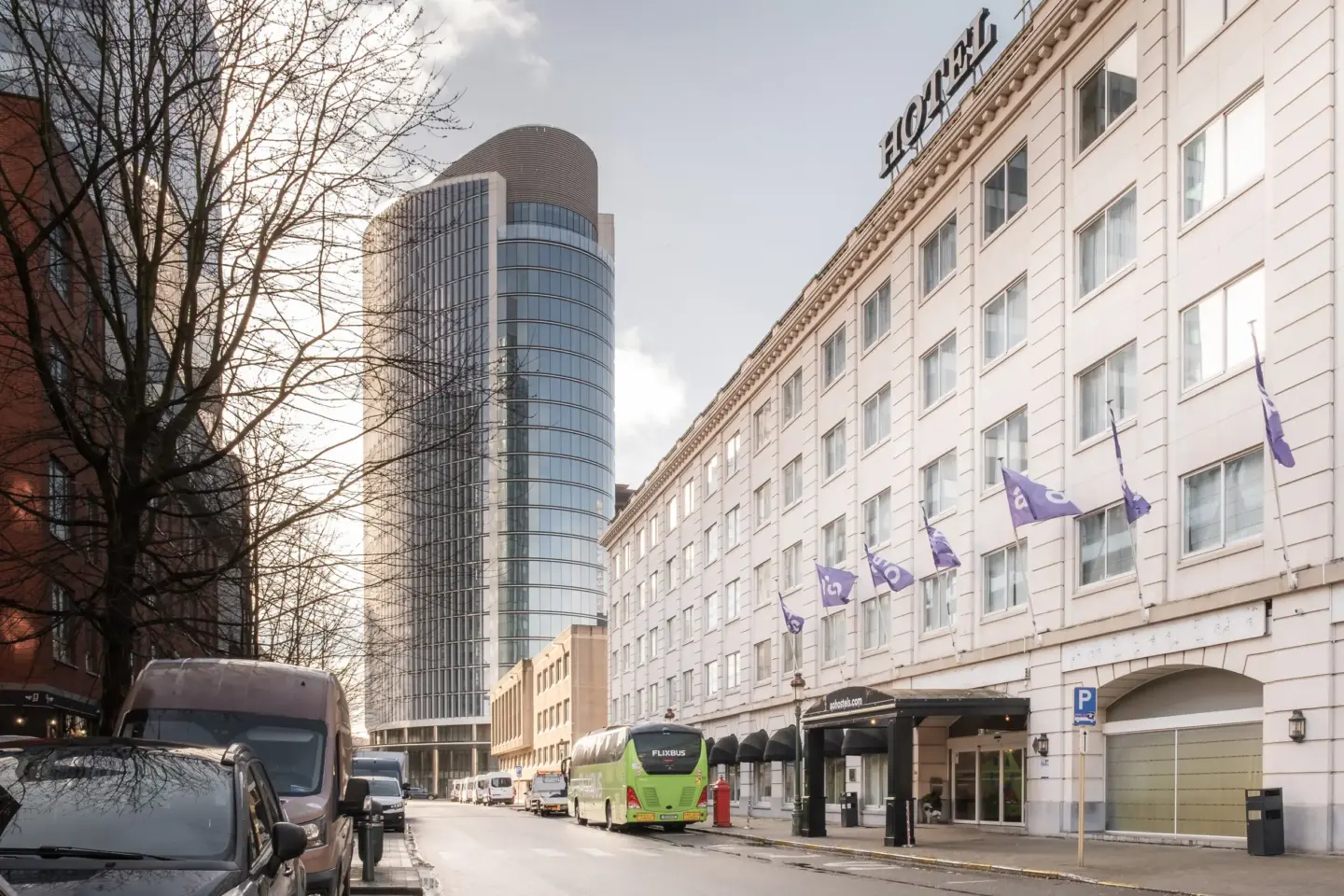 Klassenfahrt Brüssel - Außenansicht mit Parkplätzen vor dem Hostel
