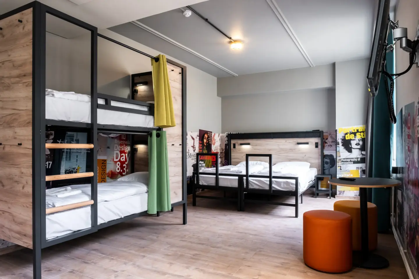 Klassenfahrt Brüssel - Vierbettzimmer mit Doppelstockbett und Doppelbett