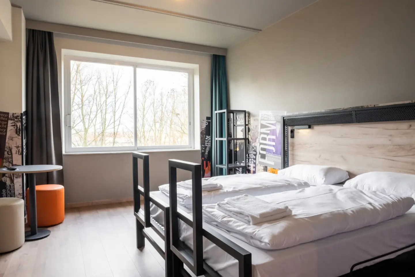 Klassenfahrt Brüssel - Zweibettzimmer mit großem Fenster