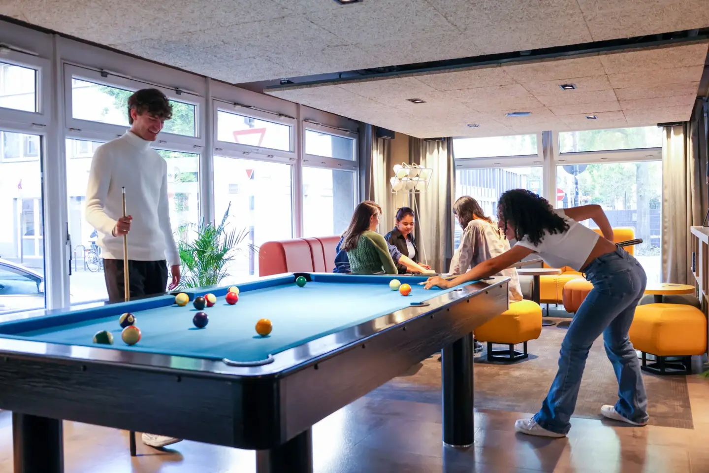 Klassenfahrt Köln - zwei junge Menschen beim Billardspielen