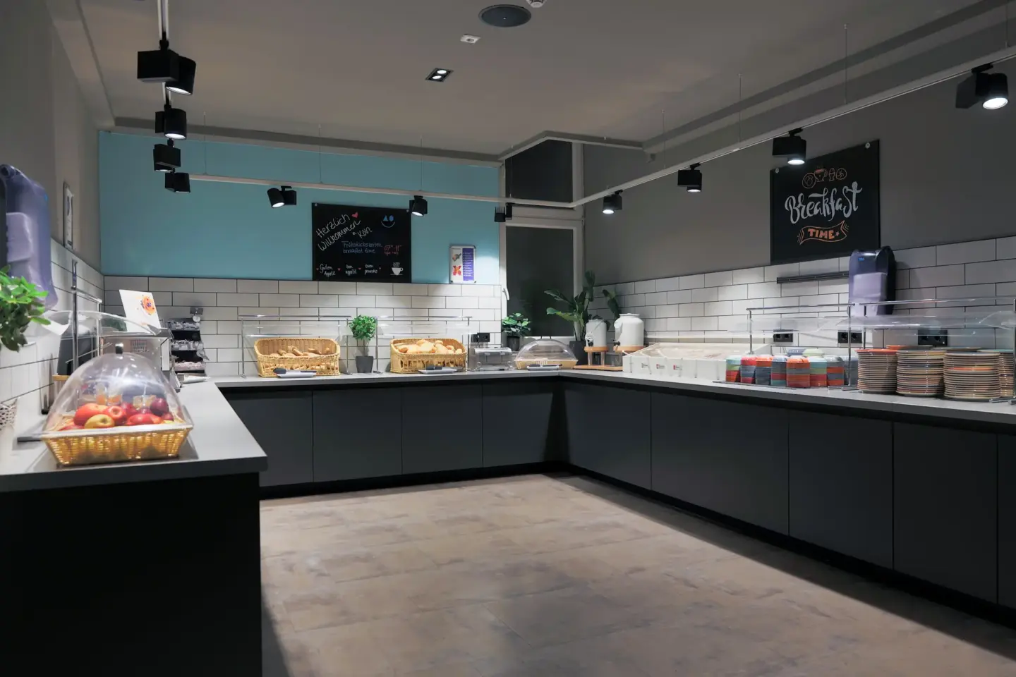 Klassenfahrt Köln - Frühstücksbuffet mit Brötchen und Äpfeln