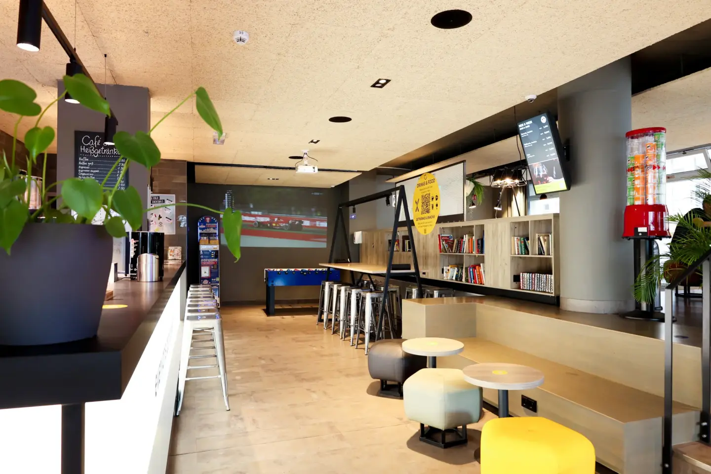 Klassenfahrt Köln - Lobby mit Bar, TV und Tischkicker