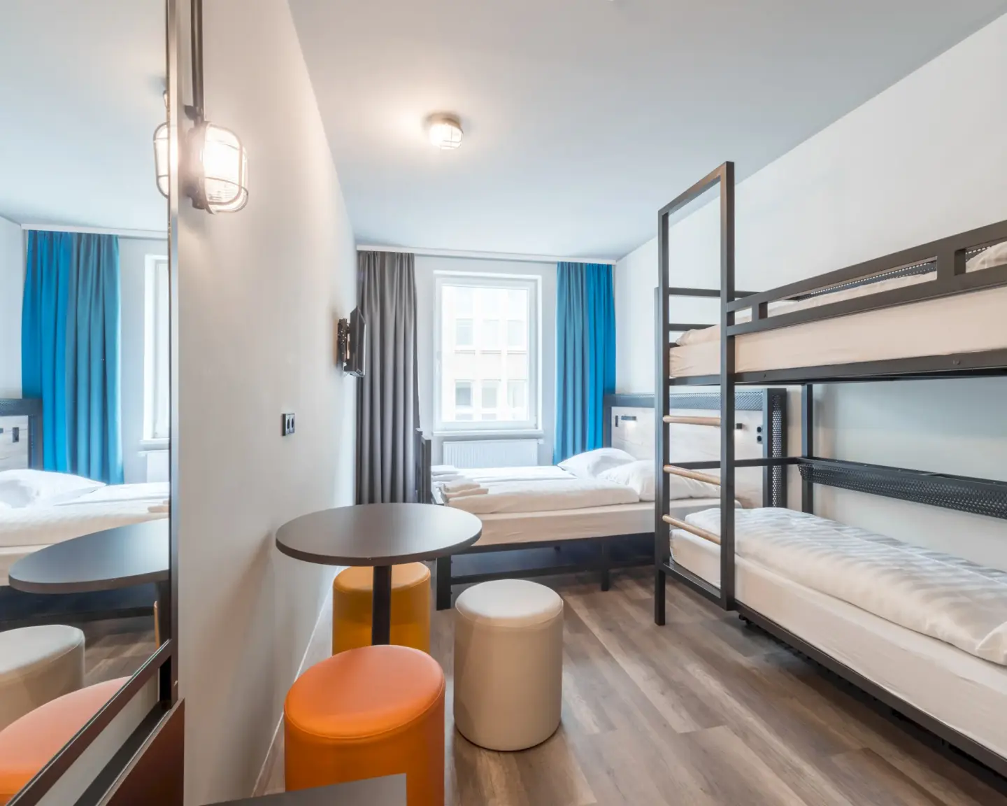 Klassenfahrt Köln - Vierbettzimmer mit Doppelbett und Doppelstockbett