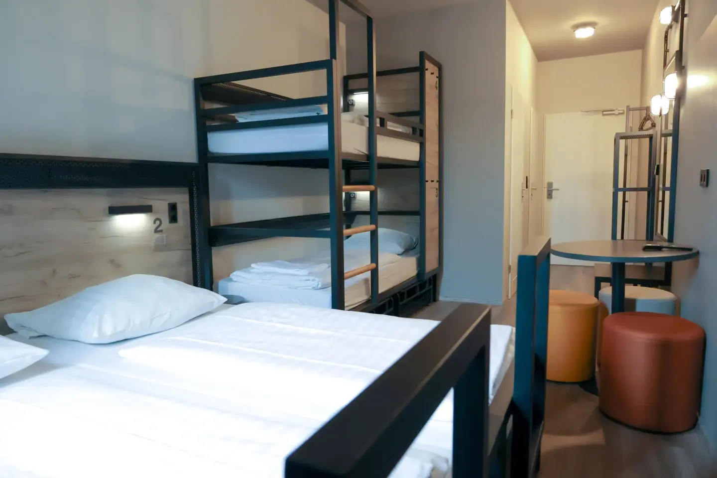 Klassenfahrt Köln - Vierbettzimmer mit Doppelbett und Doppelstockbett