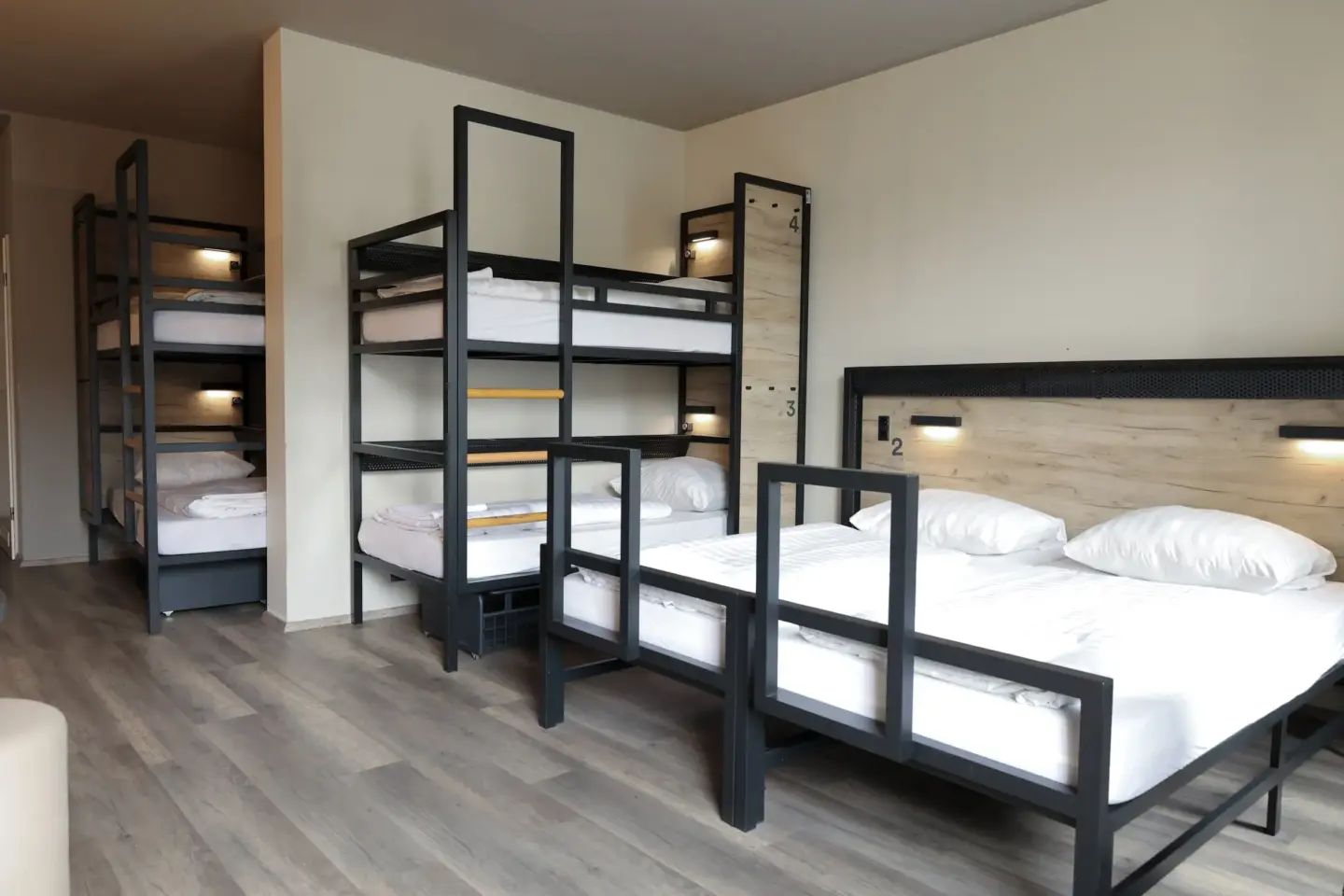Klassenfahrt Köln - Sechsbettzimmer mit Doppelbett und zwei Doppelstockbetten