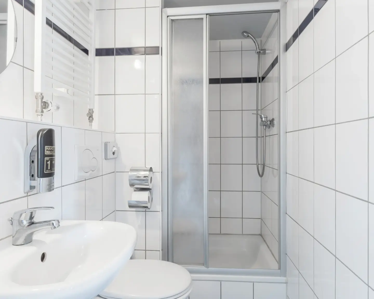 Klassenfahrt Köln - Badezimmer mit Waschbecken, WC und Dusche