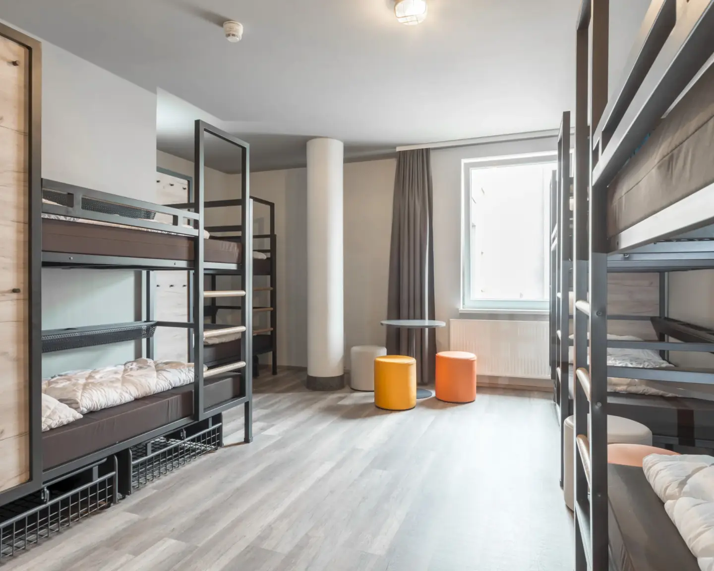 Klassenfahrt Köln - Mehrbettzimmer mit Doppelstockbetten, Tisch und Hocker