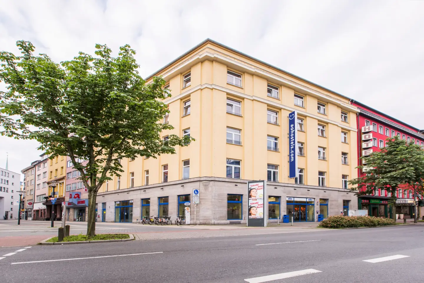 Klassenfahrt Dortmund - Außenansicht des Hostels mit Kreuzung im Vordergrund