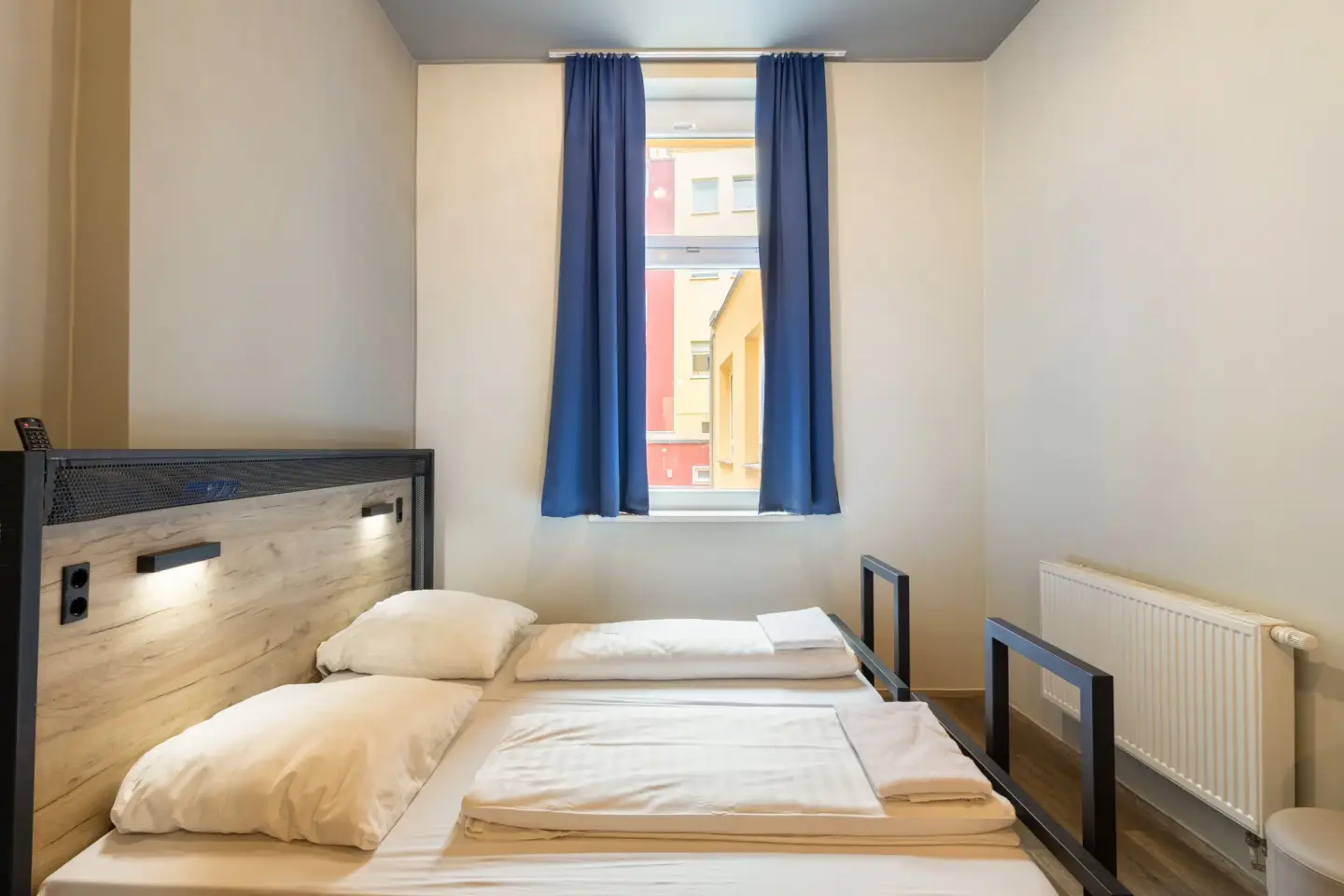 Klassenfahrt Dortmund - kleines Zweibettzimmer mit weißen Wänden