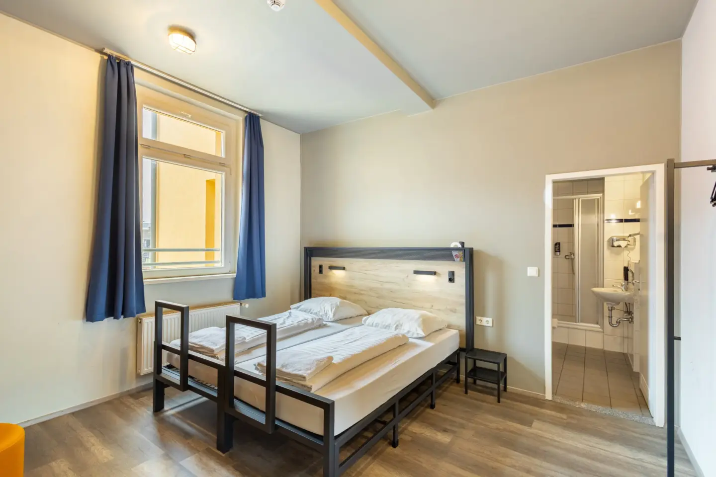 Klassenfahrt Dortmund - Zweibettzimmer mit Blick ins Badezimmer