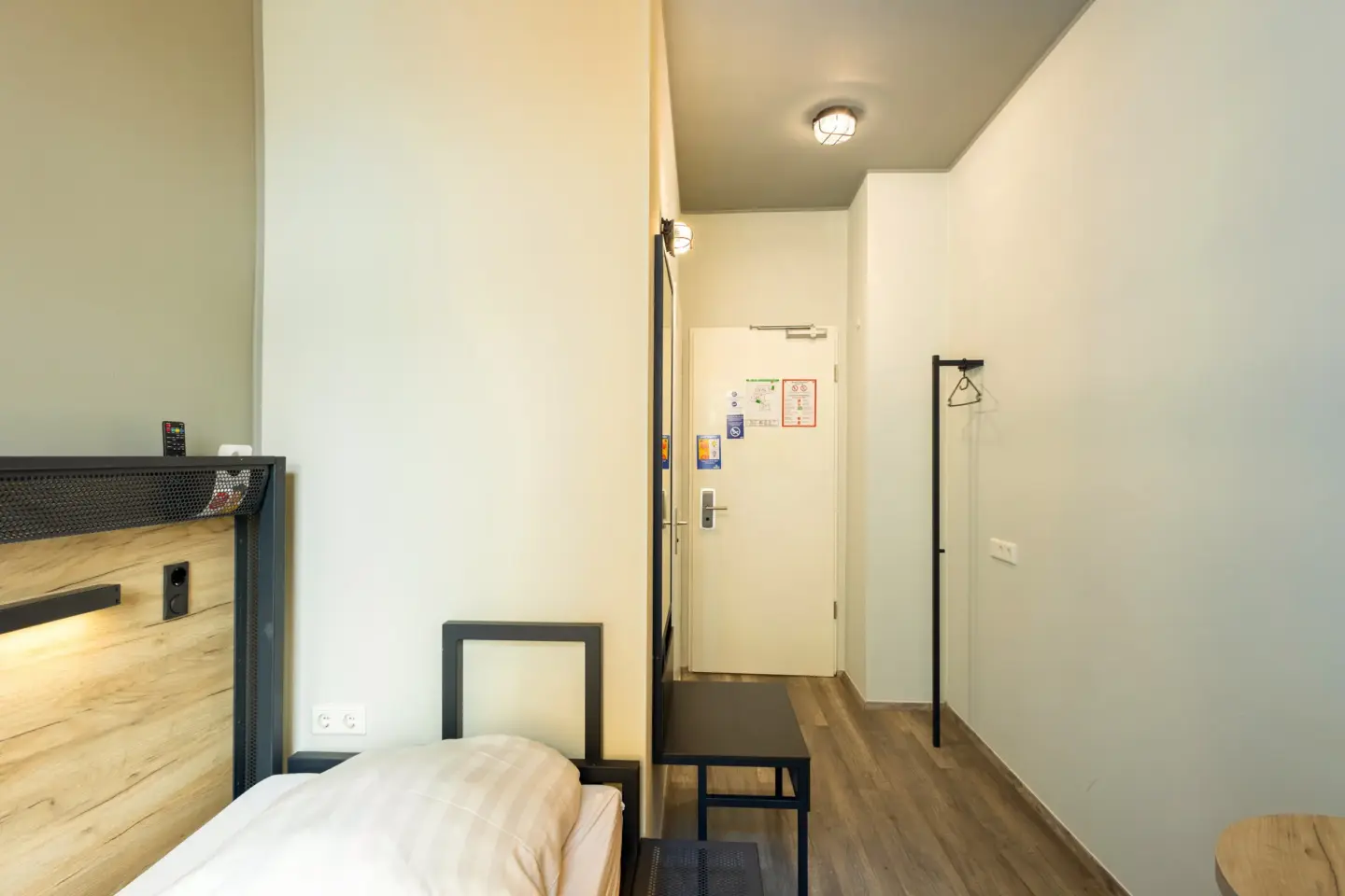Klassenfahrt Dortmund - Einzelzimmer mit Bett und Gepäckablage
