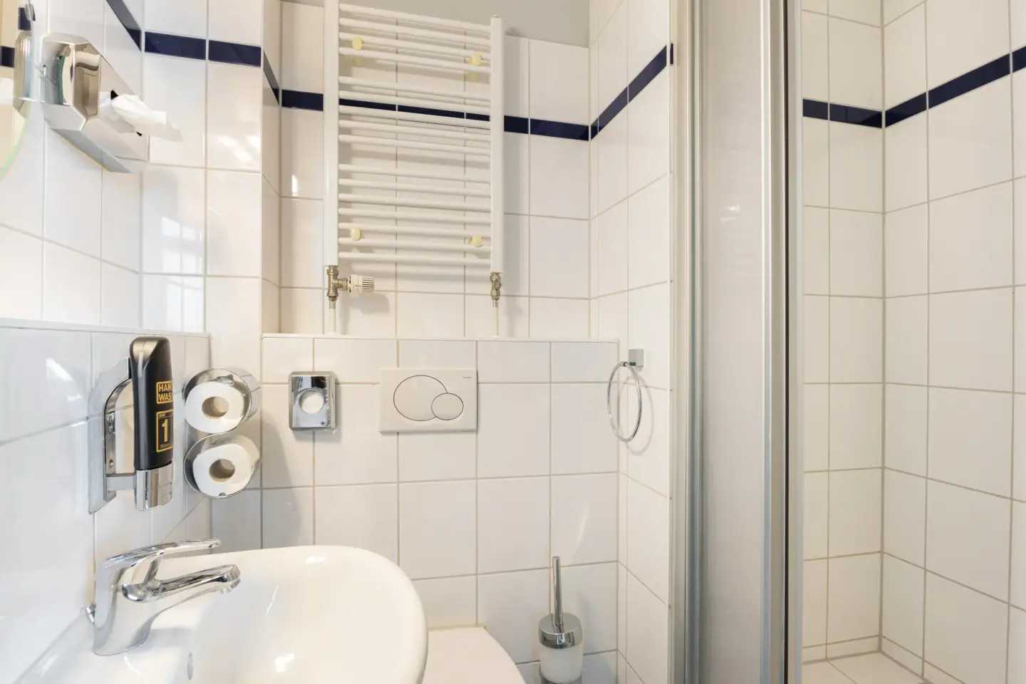Klassenfahrt Dortmund - Badezimmer mit Waschbecken und Dusche